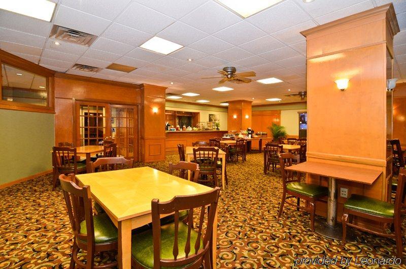 Fairfield Inn & Suites By Marriott Milwaukee Downtown Restaurant bilde